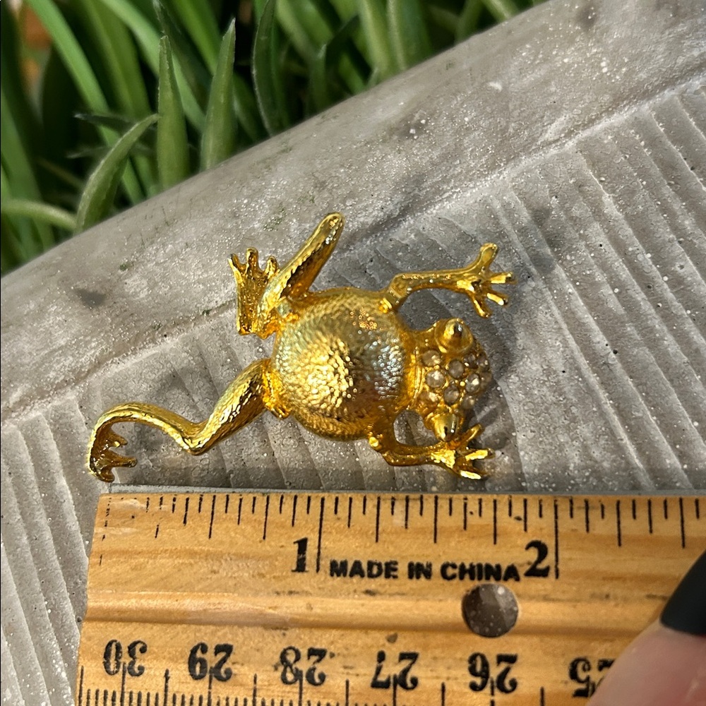 Vintage M Jent Textured Gold Tone Rhinestone Frog Brooch pin - Picture 11 of 13